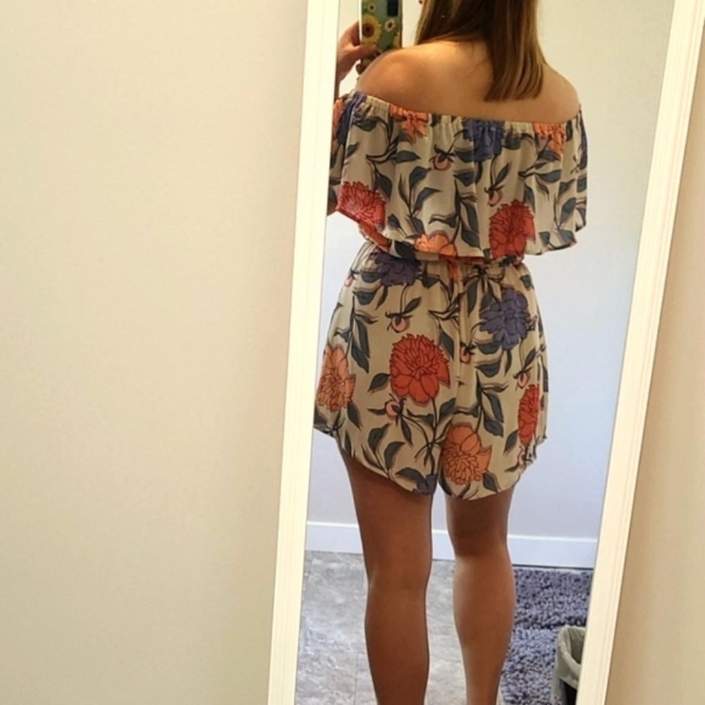 LUSH Floral‎ Romper - Picture 4 of 5